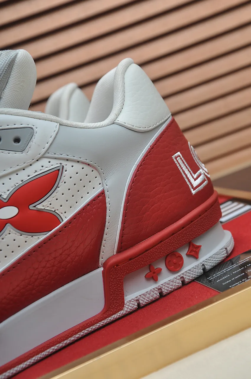 Men's shoes 💰660💶Original development, quality shipping, welcome to compare - LV sneaker series LV Trainer Maxi sneakers introduce the loose silhouette of the ready-to-wear series into the LV Trainer sneaker design written by Virgil Abloh, making an eye-catching appearance in the spring and summer men's wear shows. The cow leather upper is combined with rough fabric laces, and colorful beading highlights the brand's classic elements. LV letters mark the tongue and Monogram floral outsole. Mixed materials Made of first-layer cowhide, wrapped in imported custom-printed denim, thick shoelace design, large Monogram print on the side, "lv 54" badges on the tongue and heel, rubber outsole decorated with Monogram flowers, mesh lining and cotton feet, the comfort is as extreme as ever, premium heritage, quality first, worth owning! Size: Women's 35-39 (customized at 40, non-refundable) Men's 39-45 (customized at 38.46, non-refundable) ♡Full set of packaging with original gift box